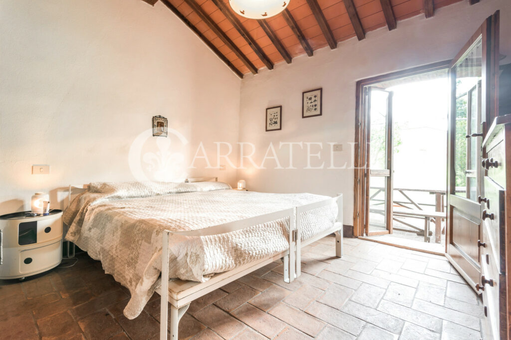 190 hectares in the Tuscan Maremma with stone farmhouses