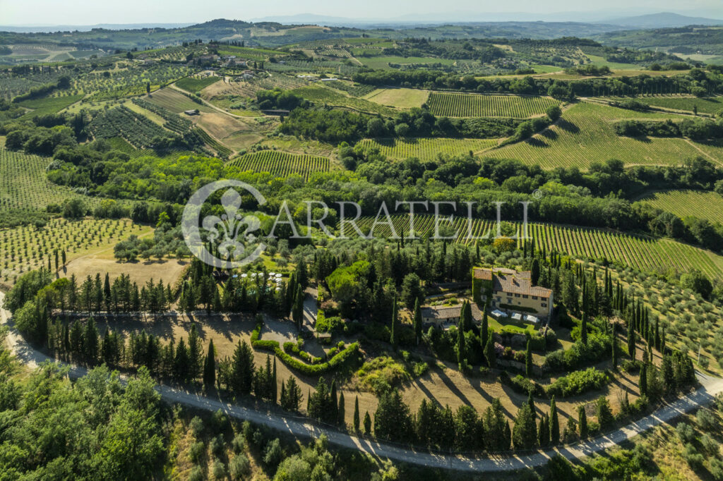 Lussuosa villa con giardino, piscina e terreno nel Chianti