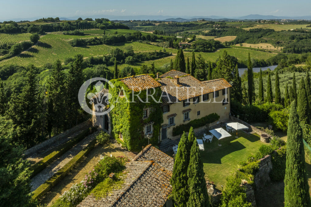 Lussuosa villa con giardino, piscina e terreno nel Chianti