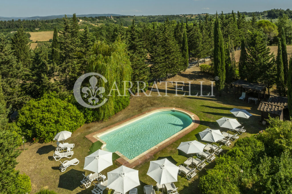 Lussuosa villa con giardino, piscina e terreno nel Chianti