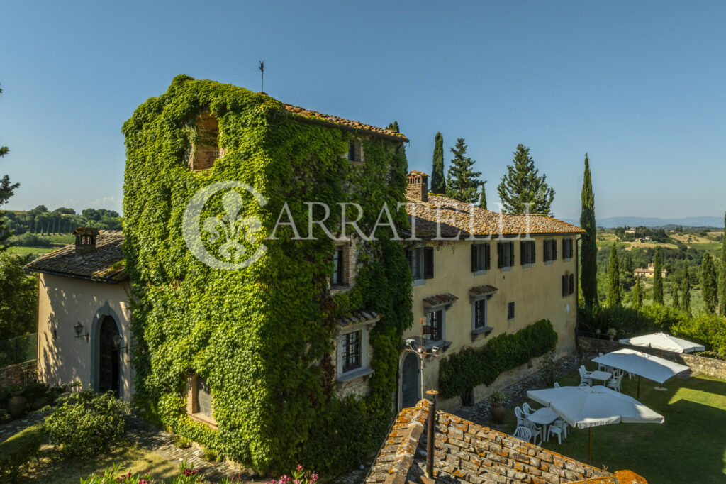 Lussuosa villa con giardino, piscina e terreno nel Chianti