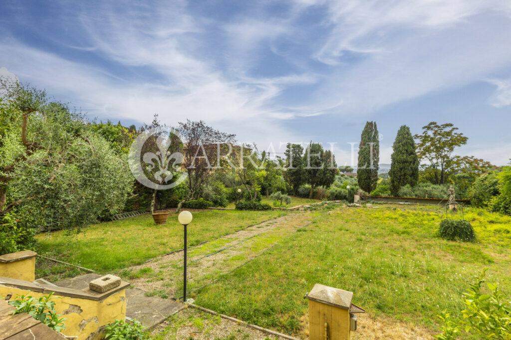 Exclusive villa to be renovated in Florence