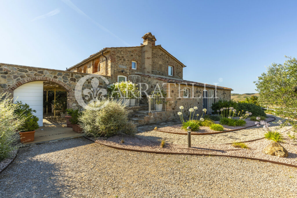 Cinigiano magnificent mansion with pool and land