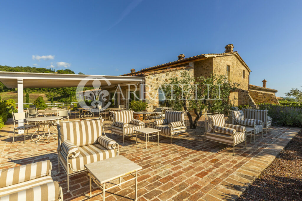 Cinigiano magnificent mansion with pool and land