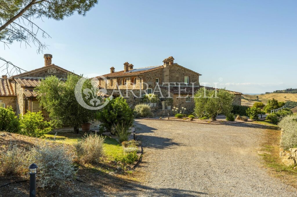 Cinigiano magnificent mansion with pool and land