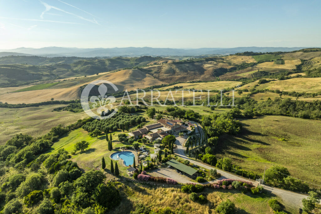 Cinigiano magnificent mansion with pool and land