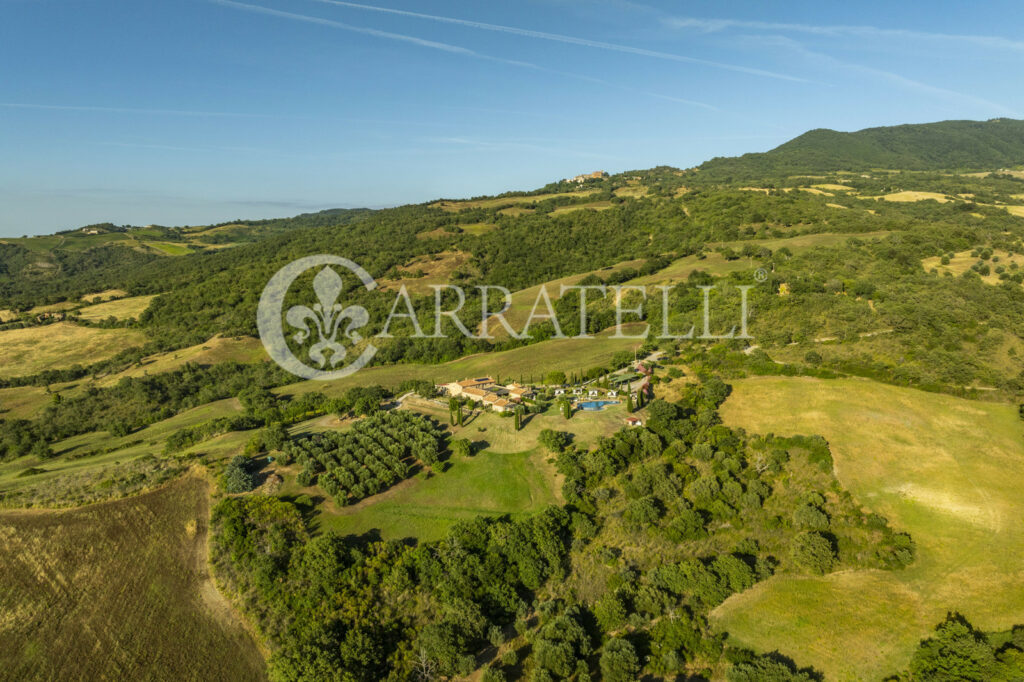 Cinigiano magnificent mansion with pool and land