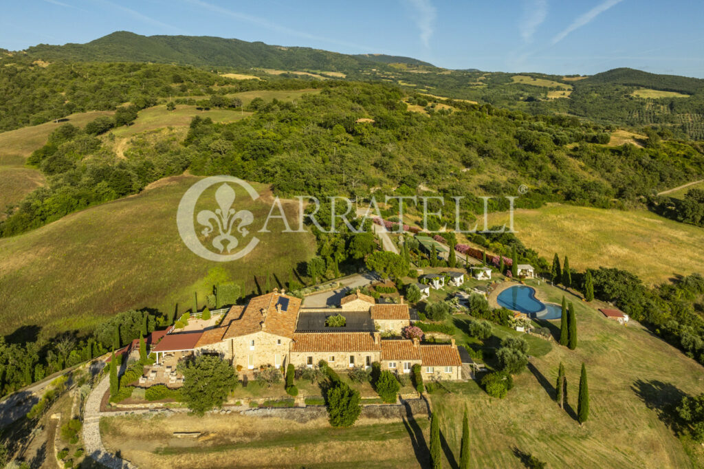 Cinigiano magnificent mansion with pool and land