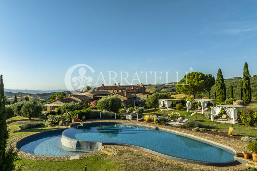 Cinigiano magnificent mansion with pool and land