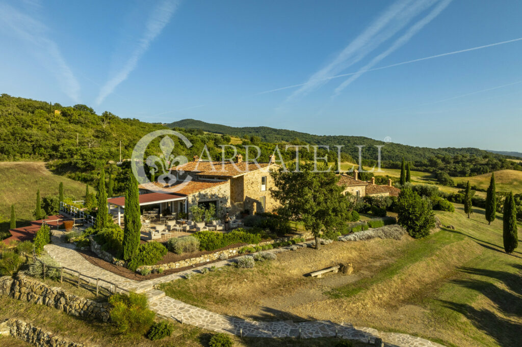 Cinigiano magnificent mansion with pool and land