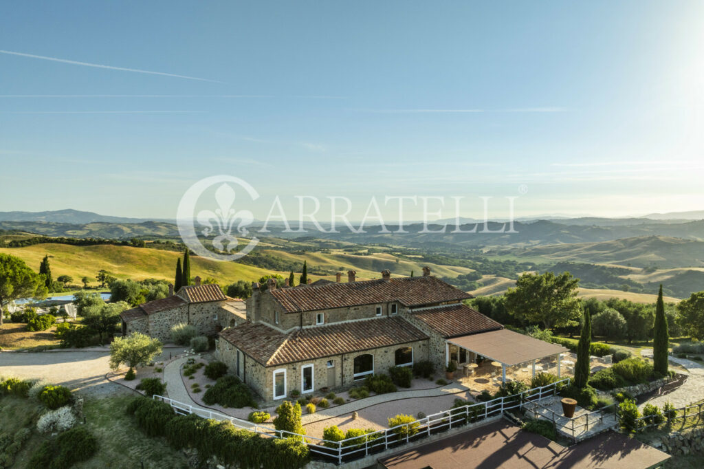 Cinigiano magnificent mansion with pool and land