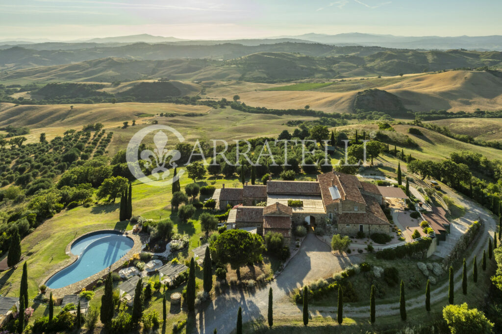 Cinigiano magnificent mansion with pool and land