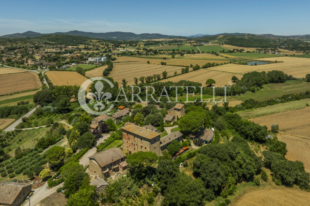 Marsciano, hamlet with castle, pools and land