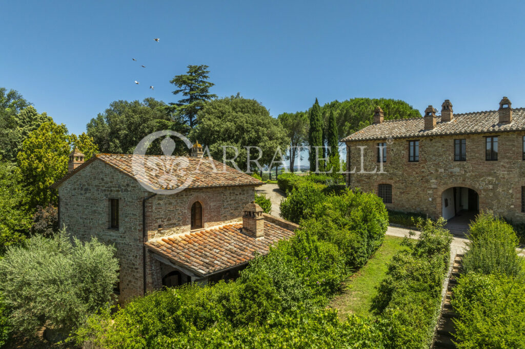 Marsciano, hamlet with castle, pools and land