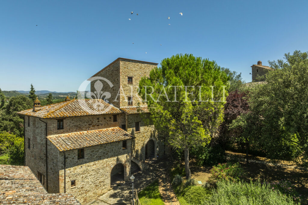 Marsciano, hamlet with castle, pools and land