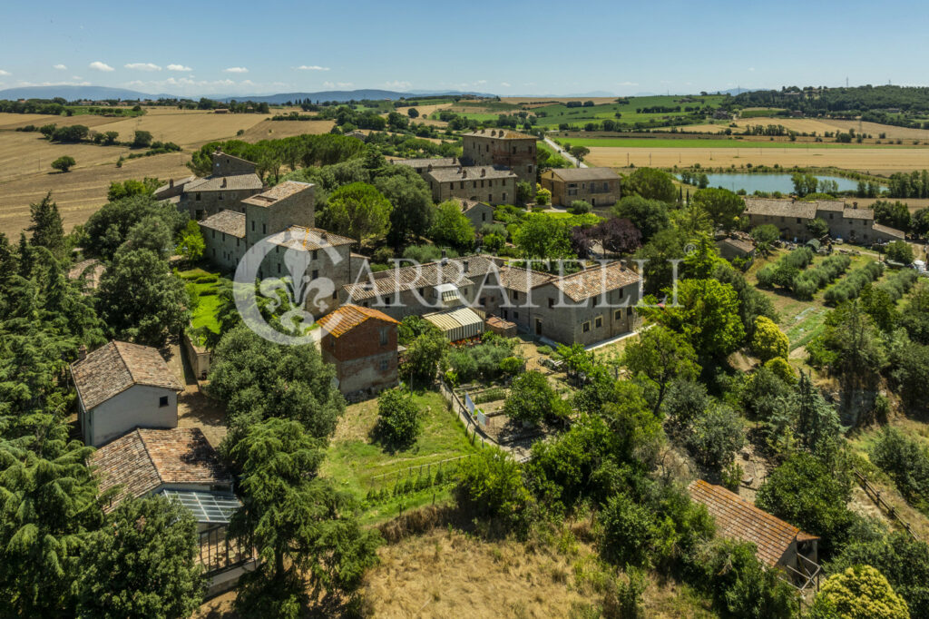 Marsciano, borgo con castello, piscine e terreno