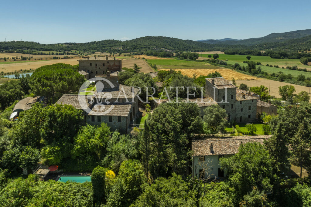 Marsciano, hamlet with castle, pools and land