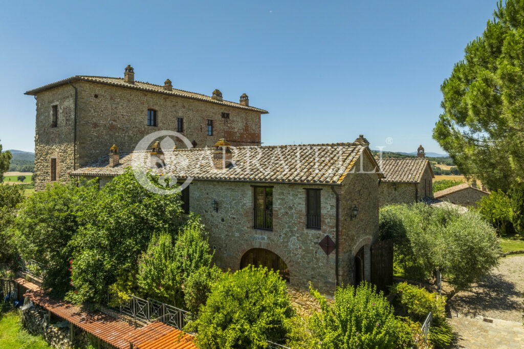 Marsciano, hamlet with castle, pools and land