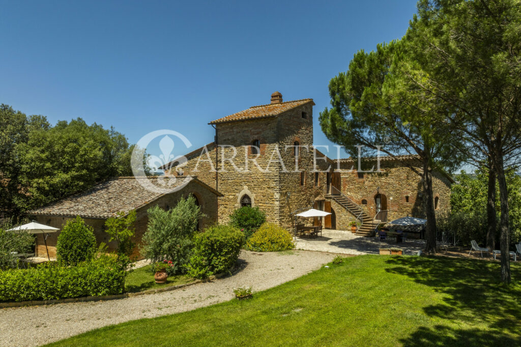 Marsciano, hamlet with castle, pools and land