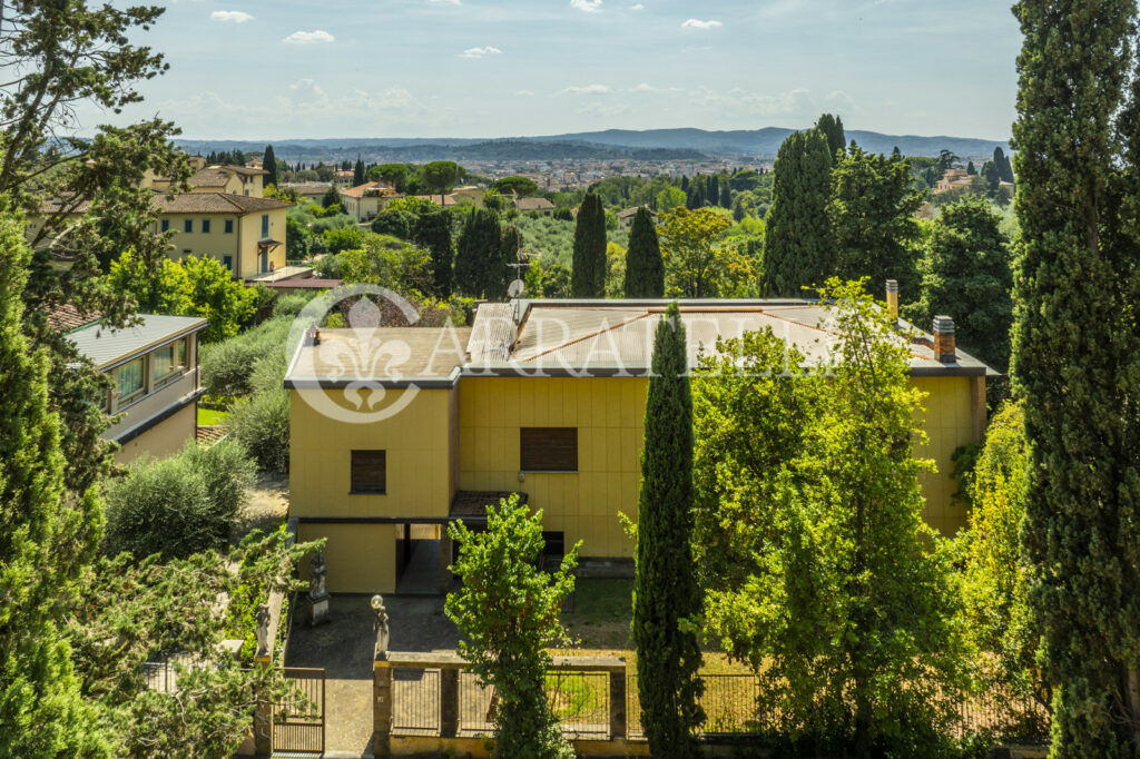 Exclusive villa to be renovated in Florence