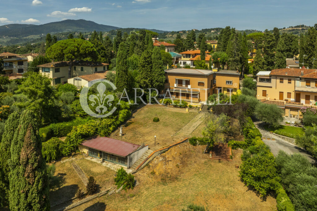 Exclusive villa to be renovated in Florence