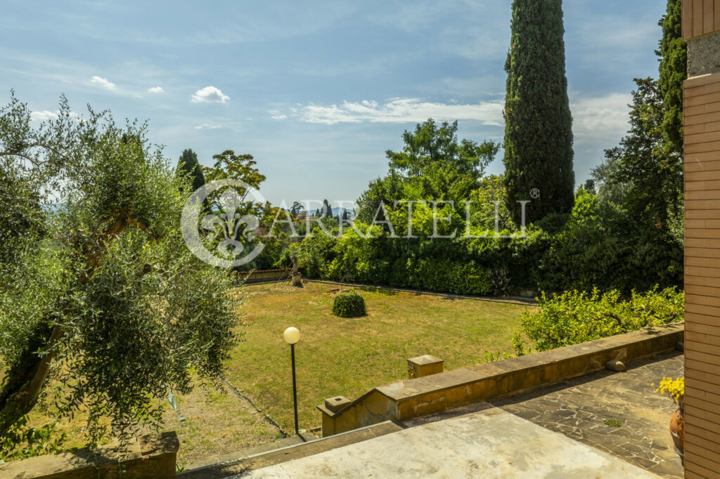 Exclusive villa to be renovated in Florence