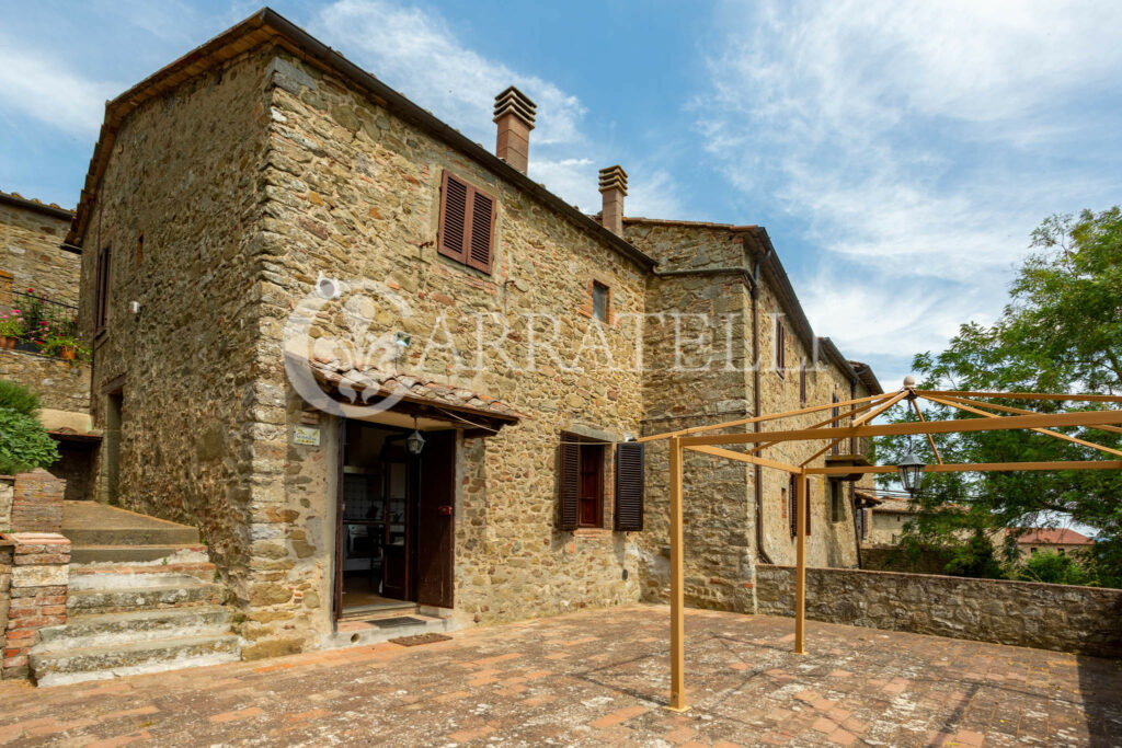 Farm with accommodation in the heart of Chianti