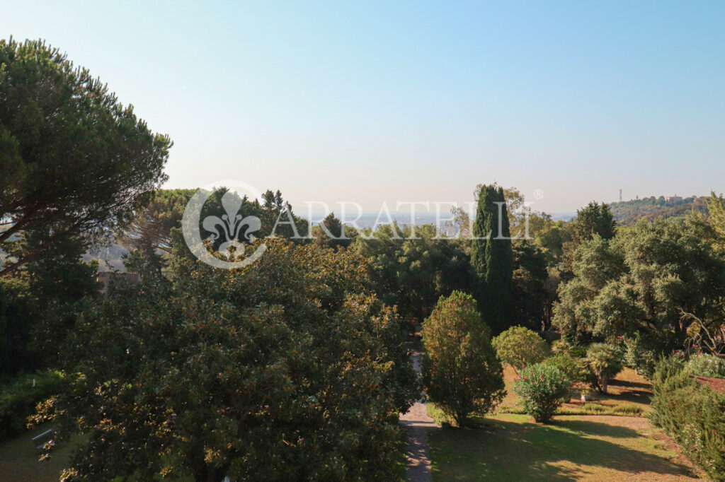 Maestosa Villa con piscina nel verde di Roma