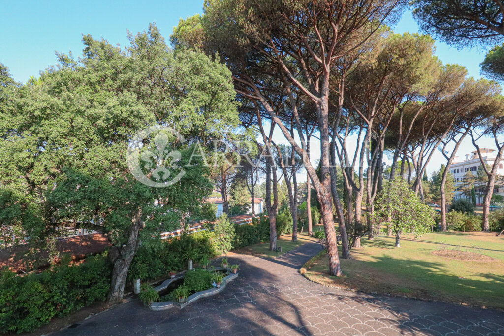 Majestic Villa with pool in the green of Rome