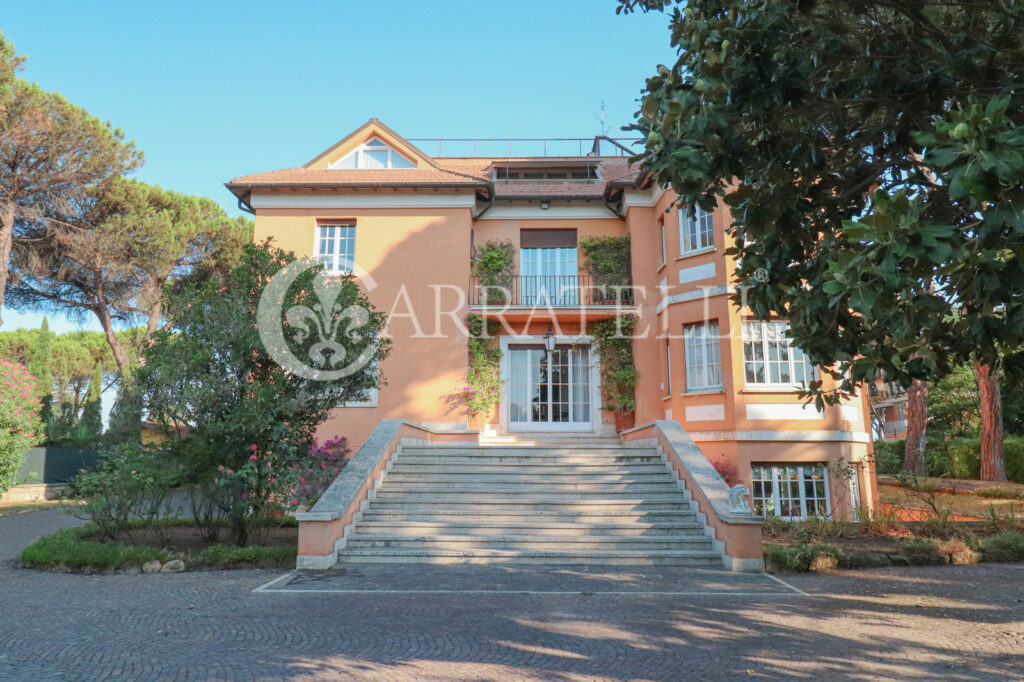 Majestic Villa with pool in the green of Rome