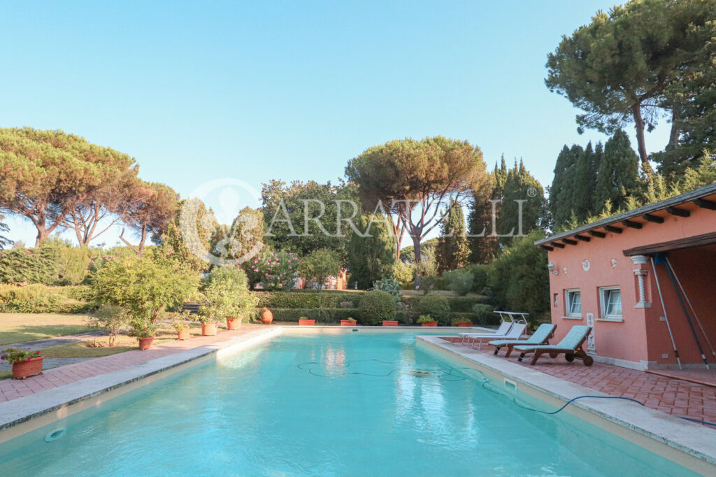 Maestosa Villa con piscina nel verde di Roma