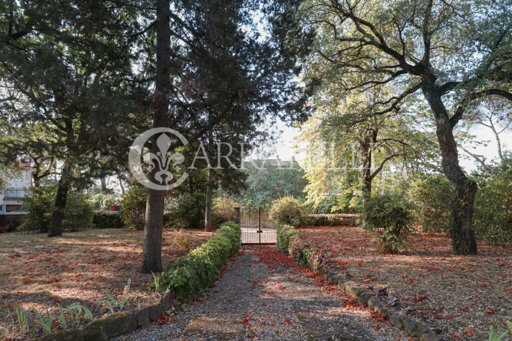 Maestosa Villa con piscina nel verde di Roma