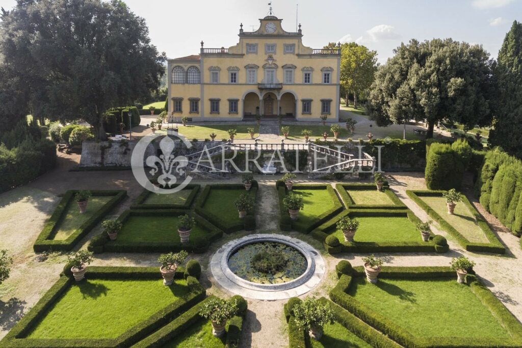 Prestigiosa villa storica a Firenze