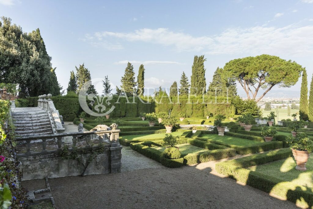 Prestigiosa villa storica a Firenze