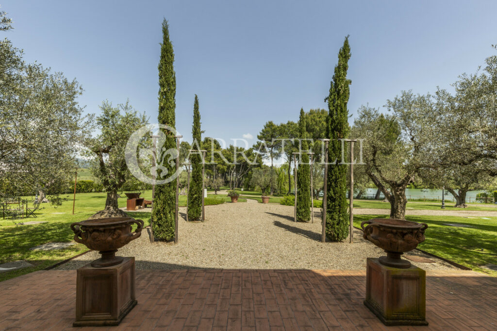 Tenuta con terreno a Roccastrada