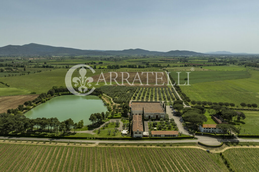 Tenuta con terreno a Roccastrada