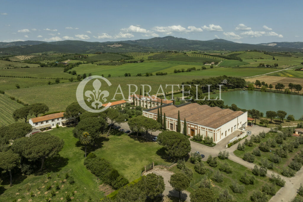 Tenuta con terreno a Roccastrada