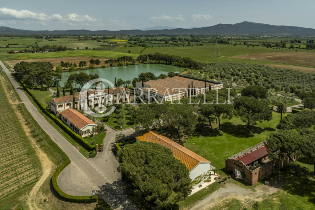 Tenuta con terreno a Roccastrada