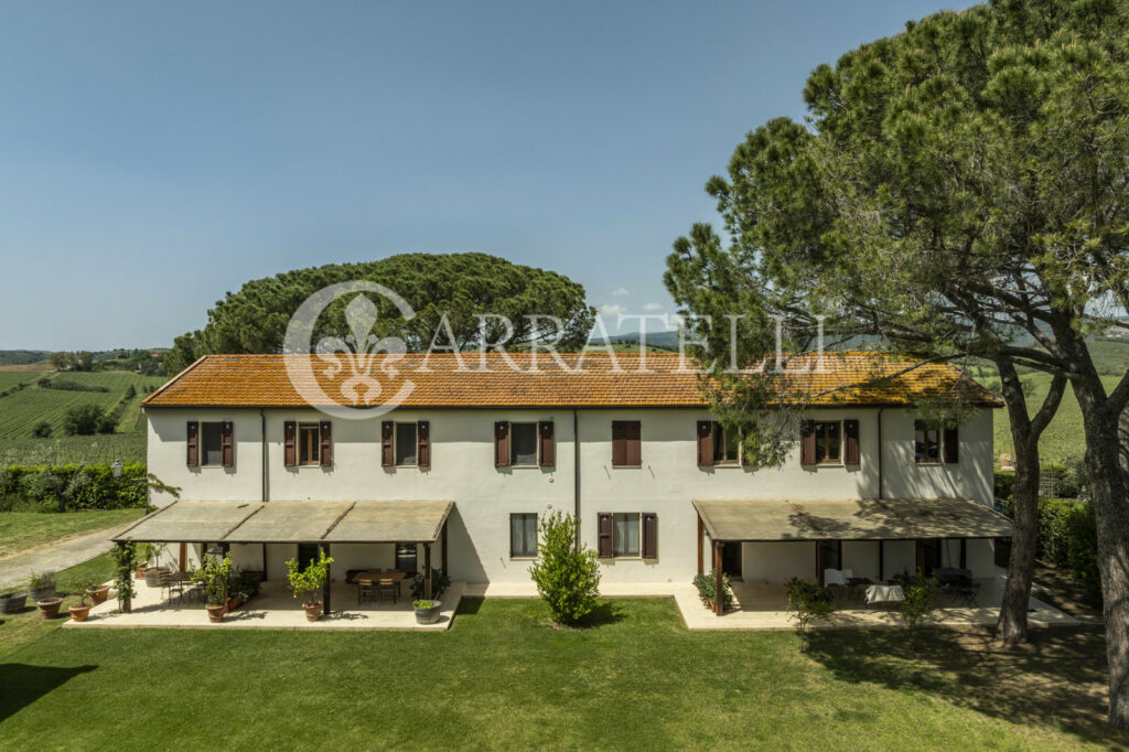 Tenuta con terreno a Roccastrada