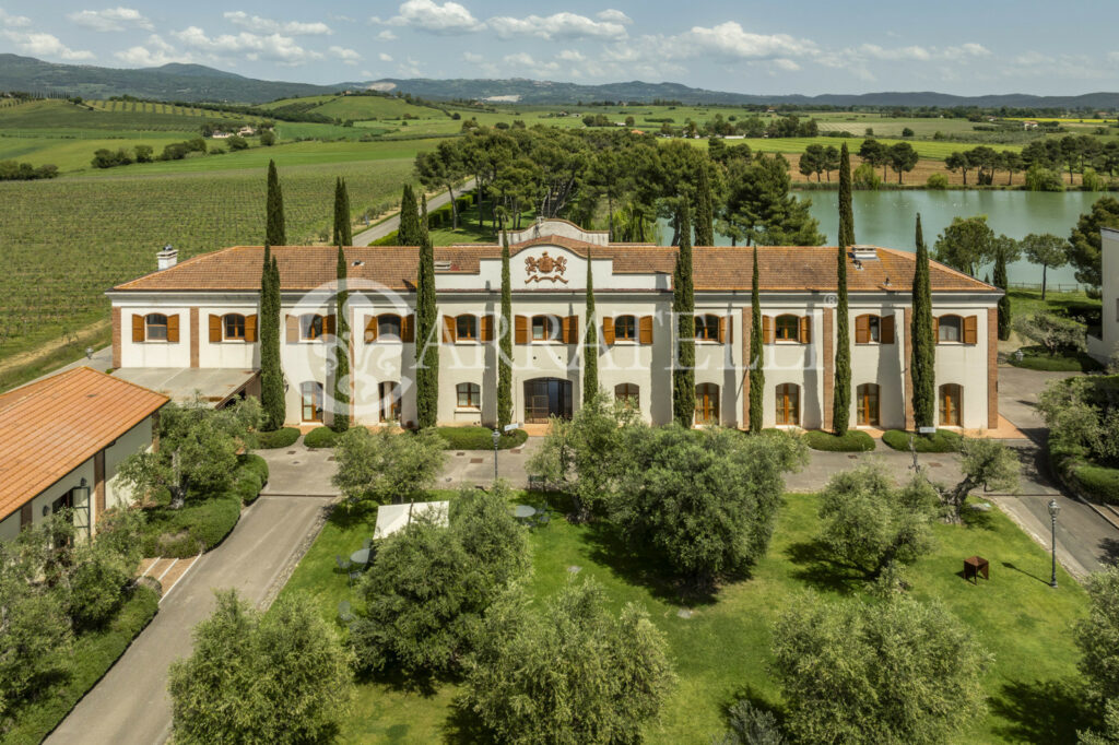 Tenuta con terreno a Roccastrada