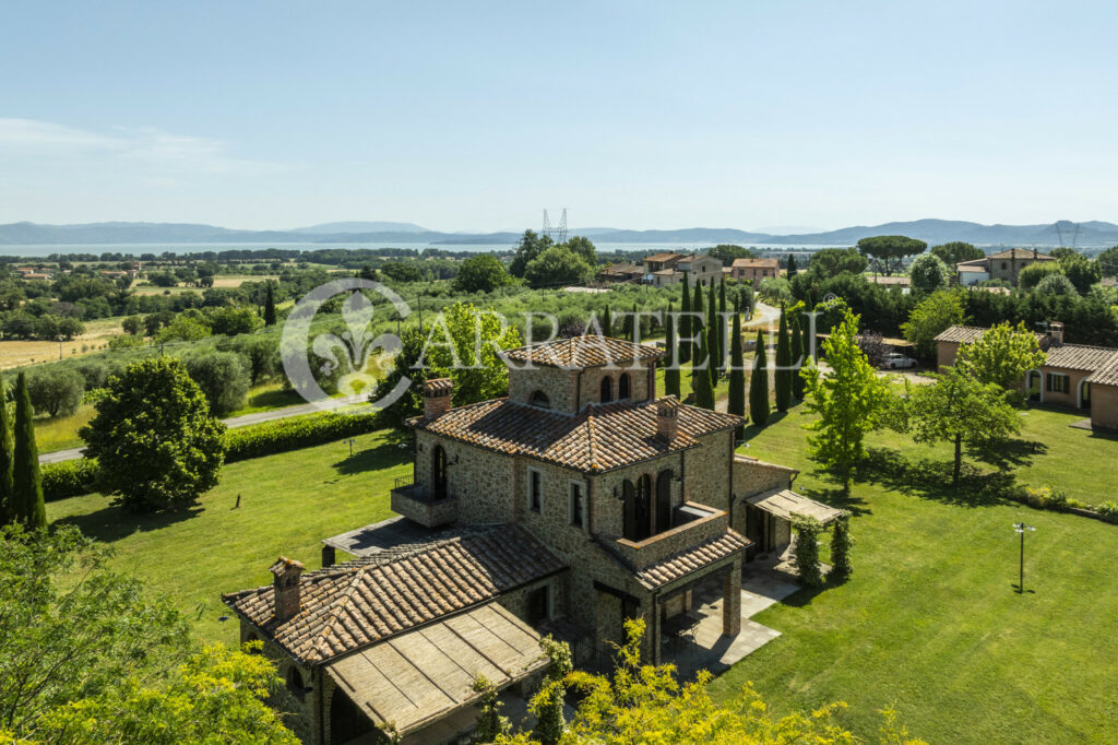 Lago Trasimeno villa moderna con piscina