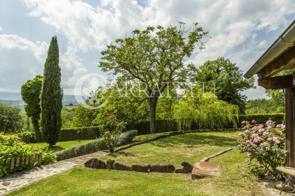 Città della Pieve farmhouse with pool and land