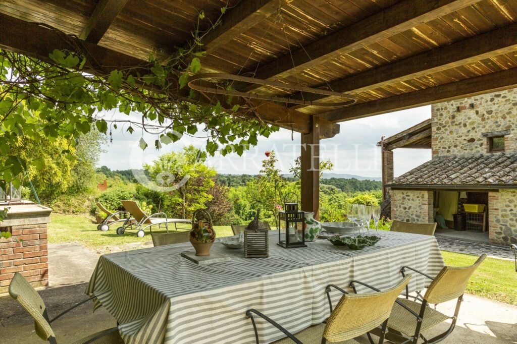 Città della Pieve farmhouse with pool and land