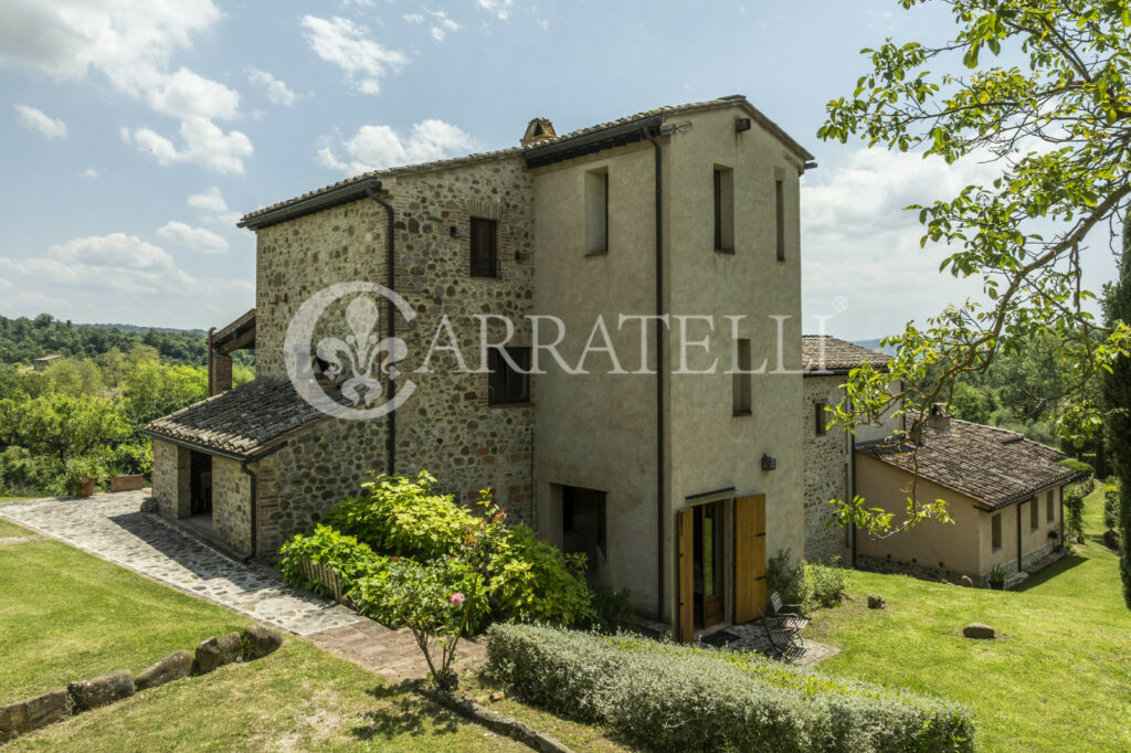 Città della Pieve farmhouse with pool and land