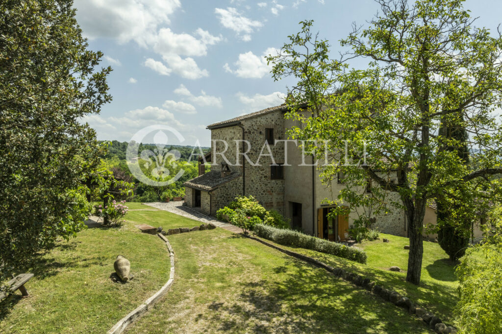 Città della Pieve farmhouse with pool and land