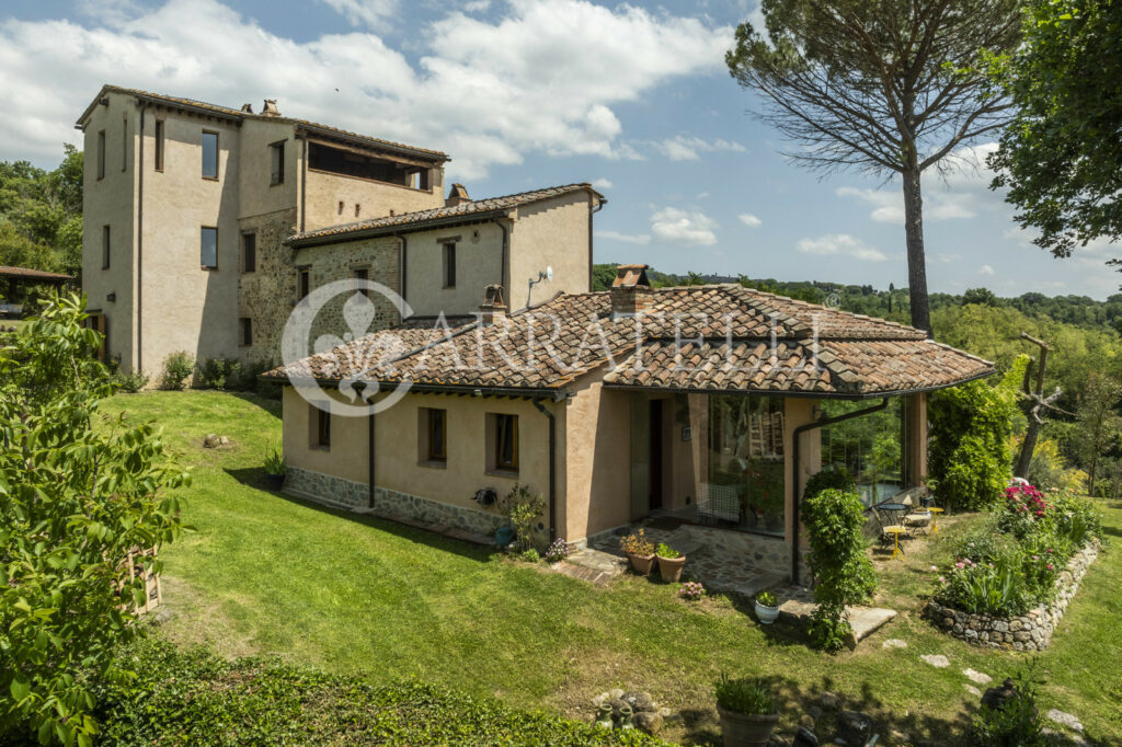 Città della Pieve farmhouse with pool and land