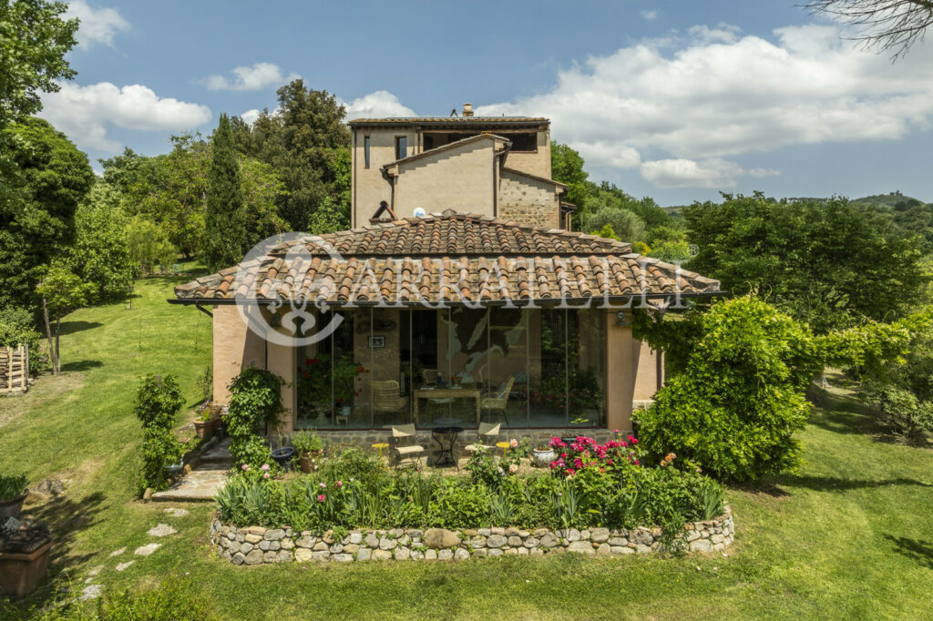 Città della Pieve farmhouse with pool and land