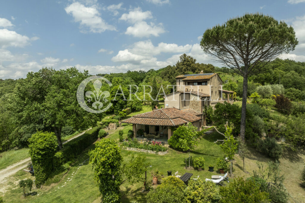 Città della Pieve farmhouse with pool and land