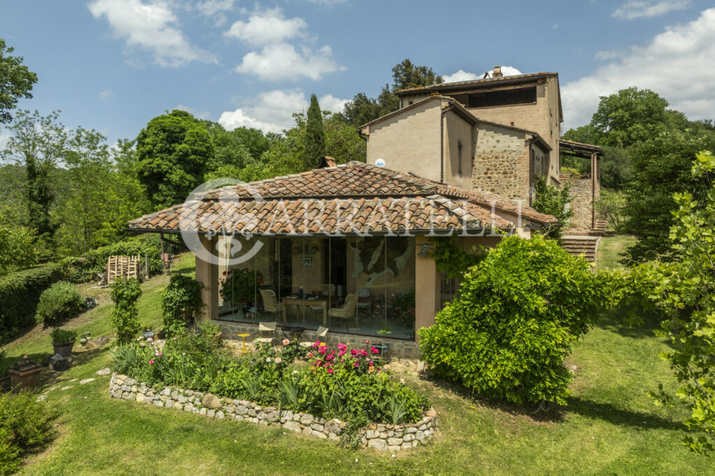 Città della Pieve farmhouse with pool and land