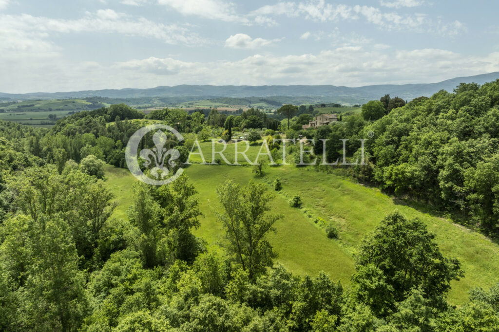 Città della Pieve farmhouse with pool and land